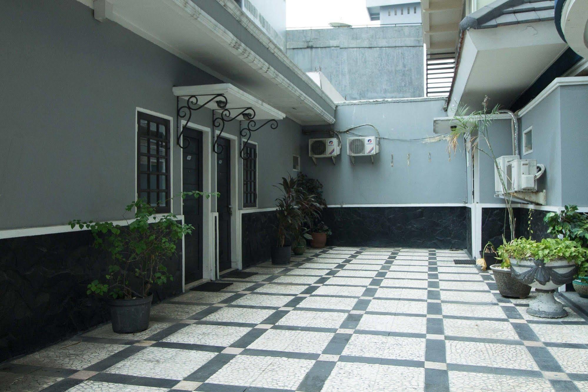 Reddoorz Premium @ Thamrin Kebon Sirih Hotel Jakarta Exterior foto